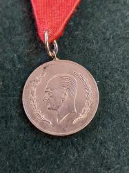 Mustafa Kemal Atatürk portresi ve defne dalları ile süslenmiş hatıra madalyonu.  Bu madalyon, 1954 yılında Doğubank'ın açılışı anısına Darphane tarafından basılmıştır.   A.830, Gümüş (5,46 gr/22 mm)