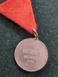 Mustafa Kemal Atatürk portresi ve defne dalları ile süslenmiş hatıra madalyonu.  Bu madalyon, 1954 yılında Doğubank'ın açılışı anısına Darphane tarafından basılmıştır.   A.830, Gümüş (5,46 gr/22 mm)