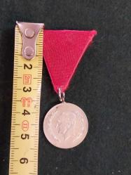 Mustafa Kemal Atatürk portresi ve defne dalları ile süslenmiş hatıra madalyonu.  Bu madalyon, 1954 yılında Doğubank'ın açılışı anısına Darphane tarafından basılmıştır.   A.830, Gümüş (5,46 gr/22 mm)