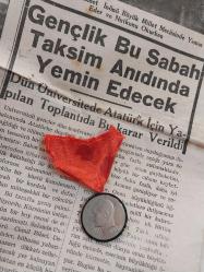İSTANBUL ÜNİVERSİTESİ ''EY TÜRK GENÇLİĞİ CUMHURİYET SANA EMANETTİR'' HATIRA NİKEL MADALYON.1881 - 10 KASIM 1938 Çap: 30 mm / Ağırlık: 9,02 gr. VE 13 KASIM 1938 ORİJİNÂL YENİ SABAH GAZETESİ ATATÜRK VE İNÖNÜ HABERLERİ..