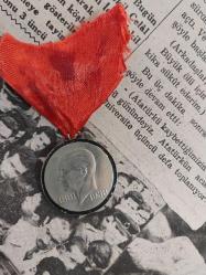 İSTANBUL ÜNİVERSİTESİ ''EY TÜRK GENÇLİĞİ CUMHURİYET SANA EMANETTİR'' HATIRA NİKEL MADALYON.1881 - 10 KASIM 1938 Çap: 30 mm / Ağırlık: 9,02 gr. VE 13 KASIM 1938 ORİJİNÂL YENİ SABAH GAZETESİ ATATÜRK VE İNÖNÜ HABERLERİ..