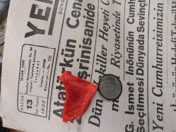 İSTANBUL ÜNİVERSİTESİ ''EY TÜRK GENÇLİĞİ CUMHURİYET SANA EMANETTİR'' HATIRA NİKEL MADALYON.1881 - 10 KASIM 1938 Çap: 30 mm / Ağırlık: 9,02 gr. VE 13 KASIM 1938 ORİJİNÂL YENİ SABAH GAZETESİ ATATÜRK VE İNÖNÜ HABERLERİ..