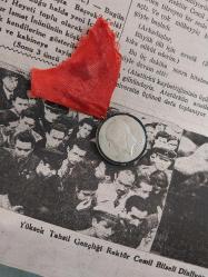 İSTANBUL ÜNİVERSİTESİ ''EY TÜRK GENÇLİĞİ CUMHURİYET SANA EMANETTİR'' HATIRA NİKEL MADALYON.1881 - 10 KASIM 1938 Çap: 30 mm / Ağırlık: 9,02 gr. VE 13 KASIM 1938 ORİJİNÂL YENİ SABAH GAZETESİ ATATÜRK VE İNÖNÜ HABERLERİ..