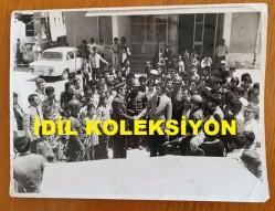 KADİR İNANIR'IN BÜYÜK BOY ORİJİNAL FOTOĞRAFI - 24 x 18 cm EBADINDA - KADİR İNANIR 1970'LERDE BİR YEŞİLÇAM FİLMİ SAHNESİNDE YILDIRIM GENCER'LE AYNI KAREDEYKEN ÇEKİLMİŞ BİR FOTOĞRAF