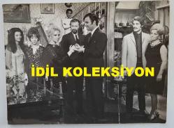 KADİR İNANIR'IN BÜYÜK BOY ORİJİNAL FOTOĞRAFI - 24 x 18 cm EBADINDA - KADİR İNANIR ''YARALI KALP (1969)'' ADLI YEŞİLÇAM FİLMİNDE EDİZ HUN, FİLİZ AKIN, KAYHAN YILDIZOĞLU, MÜJGAN AĞRALI, MUALLA FIRAT ve NERMİN KURAN'LA AYNI KAREDEYKEN ÇEKİLMİŞ BİR FOTOĞRAF