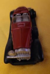 KLASİK MODEL ARABA. FOTODA GÖRÜNEN HALİYLE.