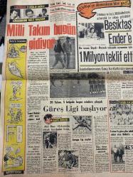 TERCÜMAN GAZETESİ - DOĞUM GÜNÜ HEDİYESİ (TURKISH NEWSPAPPER) - 19 EKİM 1972 - SADECE DÖRT SAYFADIR -Necip Fazıl Kısakürek-Lütfi Ülkümen-Rauf Tamer-Ahmet Kabaklı-Cemal Kutay-Erdal Aydın-Coşkun Özarı-Metin Türel-Mehmet Ali Aybar-Akif Bua-AP genel kongresi yarın başlıyor-Temsilciler meclisi toplandı-Demirel’e rakip çıkmıyor-Batık Marmara temizlendi-Gemi bir ay içinde yüzdürülecek-TRT personeli için direniş ve siyaset yasaklandı-Rıza Kuas’a böbrek bulundu-Eskişehirli genç her Türk için aynı şeyi yapardım-THY’deki bazı işlemler tahkikat konusu oldu-Annenin ölümü-Metro-İslam modası geçmiş bir din midir-İki lider de partilerine hakim oldu-Dış politika-Yıldızınız ne diyor-İnsanlar için kesin olan nedir-Ayı yenir mi-Ramazanı Şerif münasebetiyle-Hz Muhammed’in hayatı-Rahmet müjdecisi-Hz Muhammed mevlid-Üstad tarihçi Cemal Kutay’ın kitapları-Acaba bu yünlü mamul güneşte solar mı-Woolmark damgası taşıyorsa asla-Milli takım bugün gidiyor-Beşiktaş Ender’e 1 milyon teklif etti-Güreş ligi başlıyor-Aki