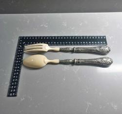 Victorian Antika Fransız Fildişi Görünümlü Celluloid Malzeme ve Gümüş kaplama Salata Servis Çatalı ve Kaşığı  Orjinal Kutusunda