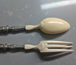 Victorian Antika Fransız Fildişi Görünümlü Celluloid Malzeme ve Gümüş kaplama Salata Servis Çatalı ve Kaşığı  Orjinal Kutusunda