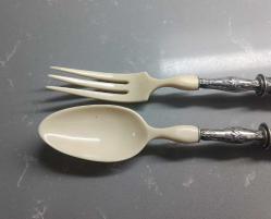 Victorian Antika Fransız Fildişi Görünümlü Celluloid Malzeme ve Gümüş kaplama Salata Servis Çatalı ve Kaşığı  Orjinal Kutusunda