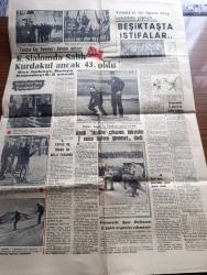 Cumhuriyet Gazetesi - Turkish Newspaper - 10 Şubat 1966 - buhranı arttırmayalım yazan Ecvet Güresin Başmakale - Cemal Gürsel'in durumu çok ağır - Cemal Gürsel'in eşi de oksijen çadırında - Adalet Partisi grubunda hükümet tenkit edildi - Danıştay'ın kararı tehiri icrayı uygulamamak anayasaya aykırıdır - Cemal Gürsel için yayınlanan sağlık bültenleri - Walter Reed Hastanesi - rozet Vahdettin ve Kao Ki üstüne yazan İlhan Selçuk - Washington Kızıl Çinle Savaş tehlikesine karşı uyarıldı - Amerika Ho Şi Minh'in hakkında hindistan'dan bilgi istedi - Güz Şarkısı yazan Peride Celal Yazı Dizisi - Ay'a Doğru bir adım daha atıldı - Luna 9'un aydaki yeri - Adana şehir tiyatrosunda İstanbul efendisi Fotoğrafı - yayın hayatı - İstanbul'da sinema tiyatro programı - K. Slalomda Salih Kurdakul ancak 43. Oldu fotoğraf - Beşiktaş'ta istifalar - Orhan Şeref Apak hadise çıkaran takımlar 2 sene liglere giremez dedi - talebe kış oyunları devam ediyor fotoğraf - İsmet Atlı Adana bölgesinde antrenör oldu
