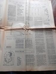 Cumhuriyet Gazetesi - Turkish Newspaper - 3 Mayıs 1977 - 1 Mayıs gösterilerinde ölenlerin sayısı 34'e yükseldi olayla ilgili soruşturma sürüyor Fotoğrafı - polis 399 kişiyi gözaltına aldı - DİSK Başkanı Kemal Türkler faşist ve maucu caniler tam bir işbirliği halinde halka otomatik silahlarla saldırdılar - çeşitli kuruluşlar 1 Mayıs olaylarını CIA yönetiminde bir provokasyon olarak nitelediler - korkulan yazan Altan Öymen - Taksim meydanı'nda yaşanan kanlı olaylardan sonra hastaneler ile morgun önü ana baba gününe dönmüştü - SDP Genel Başkanı Mehmet Ali Aybar'ın açıklaması - kim neden niçin yazan İlhan Selçuk - fütüroloji ve köy değirmeni yazan Fehmi Yavuz - 1 Mayıs alanında kimin nereye kaçtığı belli değildi fotoğraf - yayla yazan Fakir Baykurt Yazı Dizisi - Abdülcanbaz çizen Turhan Selçuk - Bingöl'de CHP'nin güvencesi Kığı ilçesi - seçim anıları yazan Fikret Otyam - aday yoklamalarında sonuçlar belli oldu - satranç finali tam 6 saat 40 dakika sürdü - satrançta Galatasaray lisesi