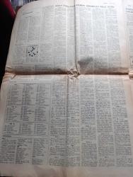 Cumhuriyet Gazetesi - Turkish Newspaper - 3 Mayıs 1977 - 1 Mayıs gösterilerinde ölenlerin sayısı 34'e yükseldi olayla ilgili soruşturma sürüyor Fotoğrafı - polis 399 kişiyi gözaltına aldı - DİSK Başkanı Kemal Türkler faşist ve maucu caniler tam bir işbirliği halinde halka otomatik silahlarla saldırdılar - çeşitli kuruluşlar 1 Mayıs olaylarını CIA yönetiminde bir provokasyon olarak nitelediler - korkulan yazan Altan Öymen - Taksim meydanı'nda yaşanan kanlı olaylardan sonra hastaneler ile morgun önü ana baba gününe dönmüştü - SDP Genel Başkanı Mehmet Ali Aybar'ın açıklaması - kim neden niçin yazan İlhan Selçuk - fütüroloji ve köy değirmeni yazan Fehmi Yavuz - 1 Mayıs alanında kimin nereye kaçtığı belli değildi fotoğraf - yayla yazan Fakir Baykurt Yazı Dizisi - Abdülcanbaz çizen Turhan Selçuk - Bingöl'de CHP'nin güvencesi Kığı ilçesi - seçim anıları yazan Fikret Otyam - aday yoklamalarında sonuçlar belli oldu - satranç finali tam 6 saat 40 dakika sürdü - satrançta Galatasaray lisesi