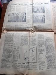 Cumhuriyet Gazetesi - Turkish Newspaper - 3 Mayıs 1977 - 1 Mayıs gösterilerinde ölenlerin sayısı 34'e yükseldi olayla ilgili soruşturma sürüyor Fotoğrafı - polis 399 kişiyi gözaltına aldı - DİSK Başkanı Kemal Türkler faşist ve maucu caniler tam bir işbirliği halinde halka otomatik silahlarla saldırdılar - çeşitli kuruluşlar 1 Mayıs olaylarını CIA yönetiminde bir provokasyon olarak nitelediler - korkulan yazan Altan Öymen - Taksim meydanı'nda yaşanan kanlı olaylardan sonra hastaneler ile morgun önü ana baba gününe dönmüştü - SDP Genel Başkanı Mehmet Ali Aybar'ın açıklaması - kim neden niçin yazan İlhan Selçuk - fütüroloji ve köy değirmeni yazan Fehmi Yavuz - 1 Mayıs alanında kimin nereye kaçtığı belli değildi fotoğraf - yayla yazan Fakir Baykurt Yazı Dizisi - Abdülcanbaz çizen Turhan Selçuk - Bingöl'de CHP'nin güvencesi Kığı ilçesi - seçim anıları yazan Fikret Otyam - aday yoklamalarında sonuçlar belli oldu - satranç finali tam 6 saat 40 dakika sürdü - satrançta Galatasaray lisesi