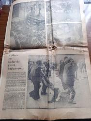 Cumhuriyet Gazetesi - Turkish Newspaper - 3 Mayıs 1977 - 1 Mayıs gösterilerinde ölenlerin sayısı 34'e yükseldi olayla ilgili soruşturma sürüyor Fotoğrafı - polis 399 kişiyi gözaltına aldı - DİSK Başkanı Kemal Türkler faşist ve maucu caniler tam bir işbirliği halinde halka otomatik silahlarla saldırdılar - çeşitli kuruluşlar 1 Mayıs olaylarını CIA yönetiminde bir provokasyon olarak nitelediler - korkulan yazan Altan Öymen - Taksim meydanı'nda yaşanan kanlı olaylardan sonra hastaneler ile morgun önü ana baba gününe dönmüştü - SDP Genel Başkanı Mehmet Ali Aybar'ın açıklaması - kim neden niçin yazan İlhan Selçuk - fütüroloji ve köy değirmeni yazan Fehmi Yavuz - 1 Mayıs alanında kimin nereye kaçtığı belli değildi fotoğraf - yayla yazan Fakir Baykurt Yazı Dizisi - Abdülcanbaz çizen Turhan Selçuk - Bingöl'de CHP'nin güvencesi Kığı ilçesi - seçim anıları yazan Fikret Otyam - aday yoklamalarında sonuçlar belli oldu - satranç finali tam 6 saat 40 dakika sürdü - satrançta Galatasaray lisesi
