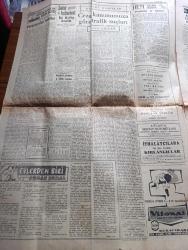 Cumhuriyet Gazetesi - Turkish Newspaper - 15 Şubat 1960 - Adnan Menderes Dün de 27 dakika konuştu - Başbakan Adnan Menderesi İskenderun'da karşılayan halk topluluğ Fotoğrafı - 11 tahkikat önergesi bugün Büyük Millet Meclisi'nde müzakere edilecek - İstanbul arabacılar derneği yıllık Kongresi Fotoğrafı - 3 bin Demokrat Partili Konya'da sessiz bir gövde gösterisi yaptı - Irak'a mecburi iniş yapan askeri uçağımız - İsmet İnönü CHP Aydın il kongresi'ne mesajı - Düzce kışla köyünde sinema açıldı - kanarya sergisi açıldı - Fatin Rüştü Zorlu dün Paris'e gitti - General Kasım Irak'ta partilerin çoğalmasına taraftar - Bir hadise var yazan Burhan Felek - kraliçe Elizabeth bu hafta 3. defa anne oluyor - Hamlet piyesi televizyonda gösterilmeyecek - tiyatro çöl faresi üzerine bazı düşünceler yazan Lütfü Ay - Beşiktaş'ı Demirspor karşısında ofsayt bir gol kurtardı Fotoğrafı - Galatasaray 2 Gençlerbirliği 2 - Galatasaray kız voleybol takımı Fenerbahçe'yi 3-2 mağlup etti - 1. Profesyonel küme