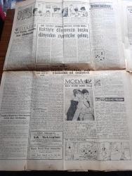 Cumhuriyet Gazetesi - Turkish Newspaper - 15 Şubat 1960 - Adnan Menderes Dün de 27 dakika konuştu - Başbakan Adnan Menderesi İskenderun'da karşılayan halk topluluğ Fotoğrafı - 11 tahkikat önergesi bugün Büyük Millet Meclisi'nde müzakere edilecek - İstanbul arabacılar derneği yıllık Kongresi Fotoğrafı - 3 bin Demokrat Partili Konya'da sessiz bir gövde gösterisi yaptı - Irak'a mecburi iniş yapan askeri uçağımız - İsmet İnönü CHP Aydın il kongresi'ne mesajı - Düzce kışla köyünde sinema açıldı - kanarya sergisi açıldı - Fatin Rüştü Zorlu dün Paris'e gitti - General Kasım Irak'ta partilerin çoğalmasına taraftar - Bir hadise var yazan Burhan Felek - kraliçe Elizabeth bu hafta 3. defa anne oluyor - Hamlet piyesi televizyonda gösterilmeyecek - tiyatro çöl faresi üzerine bazı düşünceler yazan Lütfü Ay - Beşiktaş'ı Demirspor karşısında ofsayt bir gol kurtardı Fotoğrafı - Galatasaray 2 Gençlerbirliği 2 - Galatasaray kız voleybol takımı Fenerbahçe'yi 3-2 mağlup etti - 1. Profesyonel küme