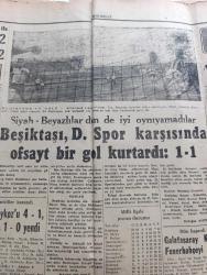 Cumhuriyet Gazetesi - Turkish Newspaper - 15 Şubat 1960 - Adnan Menderes Dün de 27 dakika konuştu - Başbakan Adnan Menderesi İskenderun'da karşılayan halk topluluğ Fotoğrafı - 11 tahkikat önergesi bugün Büyük Millet Meclisi'nde müzakere edilecek - İstanbul arabacılar derneği yıllık Kongresi Fotoğrafı - 3 bin Demokrat Partili Konya'da sessiz bir gövde gösterisi yaptı - Irak'a mecburi iniş yapan askeri uçağımız - İsmet İnönü CHP Aydın il kongresi'ne mesajı - Düzce kışla köyünde sinema açıldı - kanarya sergisi açıldı - Fatin Rüştü Zorlu dün Paris'e gitti - General Kasım Irak'ta partilerin çoğalmasına taraftar - Bir hadise var yazan Burhan Felek - kraliçe Elizabeth bu hafta 3. defa anne oluyor - Hamlet piyesi televizyonda gösterilmeyecek - tiyatro çöl faresi üzerine bazı düşünceler yazan Lütfü Ay - Beşiktaş'ı Demirspor karşısında ofsayt bir gol kurtardı Fotoğrafı - Galatasaray 2 Gençlerbirliği 2 - Galatasaray kız voleybol takımı Fenerbahçe'yi 3-2 mağlup etti - 1. Profesyonel küme