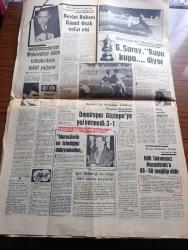 Cumhuriyet Gazetesi - Turkish Newspaper - 22 Mayıs 1969 - oyunlu politika yazan Nadir Nadi Başmakale - Süleyman Demirel AP senato grubunda ağırlığını koydu - Ve Af seçimden sonraya kaldı - Kamil Ocak senatoya giderken mecliste öldü - Apollo 10 ay yörüngesinde - Bülent Ecevit de hesapları ortaya döktü - Ferruh Adalı yargıtay başkanı oldu - İsmet İnönü yorum yok dedi - 27 mayıs'ın provası yapıldı - haydi canım sen de yazan İlhan Selçuk - Pompidou Alain Delon davası - padişah buyruğundan halk iradesine yazan Şükran Soner - Yasin Kutluğ çoban kıyafeti ile ilk meclise gelişi Fotoğrafı - Cumhuriyet devrinde gericilik hareketlerinden birkaç örnek yazan Kemal Zeki Gencosman Yazı Dizisi - Yayın Hayatı - Galatasaray kupa kupa diyor - Pele satılık değildir - Vefalı Zekiye 5 kulüp talip - İonescu Fenerbahçe hakkında konuştu - Avrupa basketbol kupası seçmelerinde Milli takımımız Macaristan'a 69 58 mağlup oldu - Spor bakanlığı kuruması fikri olumlu karşılandı - at yarışları - kupa galipleri kupası