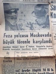 Cumhuriyet Gazetesi - Turkish Newspaper - 15 Nisan 1961 - Üç konu üzerine yazan Nadir Nadi Başmakale - feza pilotu Gagarin Moskova'da Hrutçef tarafından karşılanırken Fotoğrafı - Amerikan Kongo üyesi G. Fulton Gagarin'in Başkan Kennedy tarafından Amerika'ya davet edilmesini istedi - sanayi bakanı Şahap Kocatopçu istifa etti - Cemal Gürsel dün akşam İstanbul'a geldi - silahsız topluluklara ateş açılması meselesi Dün mecliste tartışıldı - milli birlik komitesinin anayasaya ait isteği - gençlik ve aydınlar nükleer silahların yasak olmasını istediler - Salim Başol istanbul-ankara olaylarında şehit sayısının 5 olduğunu bildirdi - 147 lerle ilgili MBK bildirisinin tepkileri - Eichmann davasına iki buçuk gün ara verildi - Doğa toplum ilişkisi yazan Melih Cevdet Anday - naneli sigara çıkıyor - Batı Almanya az gelişmiş memleketlere 3 milyar mark tutarında yardım yapacak - Bir skeç münasebetiyle yazan Burhan Felek - zabıta romanı sakız çiftliği yazan Nihal Karamağralı Yazı Dizisi - Beşiktaş