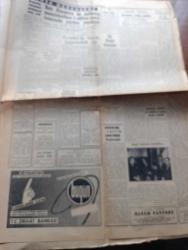 Cumhuriyet Gazetesi - Turkish Newspaper - 15 Nisan 1961 - Üç konu üzerine yazan Nadir Nadi Başmakale - feza pilotu Gagarin Moskova'da Hrutçef tarafından karşılanırken Fotoğrafı - Amerikan Kongo üyesi G. Fulton Gagarin'in Başkan Kennedy tarafından Amerika'ya davet edilmesini istedi - sanayi bakanı Şahap Kocatopçu istifa etti - Cemal Gürsel dün akşam İstanbul'a geldi - silahsız topluluklara ateş açılması meselesi Dün mecliste tartışıldı - milli birlik komitesinin anayasaya ait isteği - gençlik ve aydınlar nükleer silahların yasak olmasını istediler - Salim Başol istanbul-ankara olaylarında şehit sayısının 5 olduğunu bildirdi - 147 lerle ilgili MBK bildirisinin tepkileri - Eichmann davasına iki buçuk gün ara verildi - Doğa toplum ilişkisi yazan Melih Cevdet Anday - naneli sigara çıkıyor - Batı Almanya az gelişmiş memleketlere 3 milyar mark tutarında yardım yapacak - Bir skeç münasebetiyle yazan Burhan Felek - zabıta romanı sakız çiftliği yazan Nihal Karamağralı Yazı Dizisi - Beşiktaş