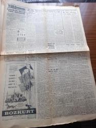 Cumhuriyet Gazetesi - Turkish Newspaper - 15 Nisan 1961 - Üç konu üzerine yazan Nadir Nadi Başmakale - feza pilotu Gagarin Moskova'da Hrutçef tarafından karşılanırken Fotoğrafı - Amerikan Kongo üyesi G. Fulton Gagarin'in Başkan Kennedy tarafından Amerika'ya davet edilmesini istedi - sanayi bakanı Şahap Kocatopçu istifa etti - Cemal Gürsel dün akşam İstanbul'a geldi - silahsız topluluklara ateş açılması meselesi Dün mecliste tartışıldı - milli birlik komitesinin anayasaya ait isteği - gençlik ve aydınlar nükleer silahların yasak olmasını istediler - Salim Başol istanbul-ankara olaylarında şehit sayısının 5 olduğunu bildirdi - 147 lerle ilgili MBK bildirisinin tepkileri - Eichmann davasına iki buçuk gün ara verildi - Doğa toplum ilişkisi yazan Melih Cevdet Anday - naneli sigara çıkıyor - Batı Almanya az gelişmiş memleketlere 3 milyar mark tutarında yardım yapacak - Bir skeç münasebetiyle yazan Burhan Felek - zabıta romanı sakız çiftliği yazan Nihal Karamağralı Yazı Dizisi - Beşiktaş