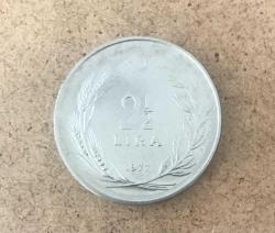 1977 CUMHURİYET MADENİ PARALARI  2,5 LİRA ÇİLLL KENAR YAZILARI DÜZ