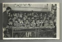 SINIFTA ANKARA GAZOZU VE ÇOCUKLAR TEMALI ESKİ FOTOĞRAF...