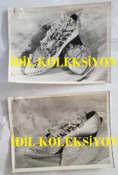 PRENSES DIANA'NIN ORİJİNAL 2'Lİ FOTOĞRAF SETİ - ORIGINAL PHOTOGRAPH (2) OF PRINCESS DIANA - 20 x 15 cm EBADINDA - GALLER PRENSESİ'NİN DÜĞÜNÜNDE GİYDİĞİ TERLİKLER, - THE SLIPPERS WORN BY THE PRINCESS OF WALES AT HOR WEDDING.