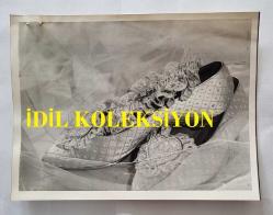 PRENSES DIANA'NIN ORİJİNAL 2'Lİ FOTOĞRAF SETİ - ORIGINAL PHOTOGRAPH (2) OF PRINCESS DIANA - 20 x 15 cm EBADINDA - GALLER PRENSESİ'NİN DÜĞÜNÜNDE GİYDİĞİ TERLİKLER, - THE SLIPPERS WORN BY THE PRINCESS OF WALES AT HOR WEDDING.