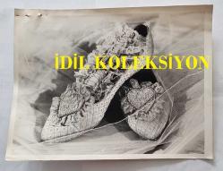 PRENSES DIANA'NIN ORİJİNAL 2'Lİ FOTOĞRAF SETİ - ORIGINAL PHOTOGRAPH (2) OF PRINCESS DIANA - 20 x 15 cm EBADINDA - GALLER PRENSESİ'NİN DÜĞÜNÜNDE GİYDİĞİ TERLİKLER, - THE SLIPPERS WORN BY THE PRINCESS OF WALES AT HOR WEDDING.