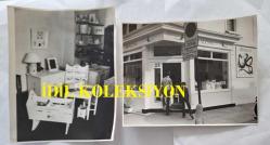 PRENSES DIANA'NIN ORİJİNAL 2'Lİ FOTOĞRAF SETİ - ORIGINAL PHOTOGRAPH (2) OF PRINCESS DIANA - 25 x 19 cm EBADINDA - İKİ AY SONRA İLK BEBEĞİNİ BEKLEYEN GALLER PRENSESİ, GEÇTİĞİMİZ GÜNLERDE BEBEK ODASI İÇİN BAZI MOBİLYALAR SATIN ALDI. MOBİLYALAR, CHELSEA'DEKİ ŞIK MOBİLYA MAĞAZASI DRAGONS'TAN ALINDI. 1982 - THE PRINCESS OF WALES WHO IS EXPECTING HER FIRST BABY IN TWO MONTHS TIME, HAS RECENTLY BOUGHT SOME FURNITURE FOR THE NURSERY. DRAGONS, THE CHIC FURNITURE SHOP IN CHELSEA. 1982