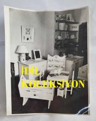 PRENSES DIANA'NIN ORİJİNAL 2'Lİ FOTOĞRAF SETİ - ORIGINAL PHOTOGRAPH (2) OF PRINCESS DIANA - 25 x 19 cm EBADINDA - İKİ AY SONRA İLK BEBEĞİNİ BEKLEYEN GALLER PRENSESİ, GEÇTİĞİMİZ GÜNLERDE BEBEK ODASI İÇİN BAZI MOBİLYALAR SATIN ALDI. MOBİLYALAR, CHELSEA'DEKİ ŞIK MOBİLYA MAĞAZASI DRAGONS'TAN ALINDI. 1982 - THE PRINCESS OF WALES WHO IS EXPECTING HER FIRST BABY IN TWO MONTHS TIME, HAS RECENTLY BOUGHT SOME FURNITURE FOR THE NURSERY. DRAGONS, THE CHIC FURNITURE SHOP IN CHELSEA. 1982