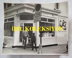 PRENSES DIANA'NIN ORİJİNAL 2'Lİ FOTOĞRAF SETİ - ORIGINAL PHOTOGRAPH (2) OF PRINCESS DIANA - 25 x 19 cm EBADINDA - İKİ AY SONRA İLK BEBEĞİNİ BEKLEYEN GALLER PRENSESİ, GEÇTİĞİMİZ GÜNLERDE BEBEK ODASI İÇİN BAZI MOBİLYALAR SATIN ALDI. MOBİLYALAR, CHELSEA'DEKİ ŞIK MOBİLYA MAĞAZASI DRAGONS'TAN ALINDI. 1982 - THE PRINCESS OF WALES WHO IS EXPECTING HER FIRST BABY IN TWO MONTHS TIME, HAS RECENTLY BOUGHT SOME FURNITURE FOR THE NURSERY. DRAGONS, THE CHIC FURNITURE SHOP IN CHELSEA. 1982