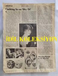 PRENSES DIANA'NIN FOTOĞRAFLI DERGİ SAYFASI - A MAGAZINE CLIPPING OF PRINCESS DIANA - 26 x 20 cm EBADINDA - PRENSES DİANA - İNGİLİZCE DERGİDEN