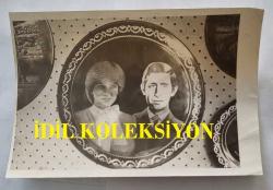 PRENSES DIANA'NIN ORİJİNAL HABER AJANSI BASIM FOTOĞRAFI - NEWS AGENCY PHOTO OF PRINCESS DIANA - 18 x 12 cm EBADINDA - TÜRKİYE'DE YAPILAN, BAKIR ÜZERİNE İŞLENEN PRENSES DİANA VE PRENS CHARLES'IN FOTOĞRAFLARI. - PHOTOGRAPHS OF PRINCESS DIANA AND PRINCE CHARLES, ENGRAVED ON COPPER IN TURKEY - 1982