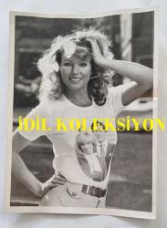 PRENSES DIANA'NIN ORİJİNAL FOTOĞRAFI - ORIGINAL PHOTOGRAPH OF PRINCESS DIANA - 20 x 15 cm EBADINDA - SURREY'DEKİ CHEAM'DE BULUNAN RSVP FİRMASININ HATIRA TİŞÖRTÜ. GENEL MÜDÜR GARY ROVBERTS ŞÖYLE DİYOR: 