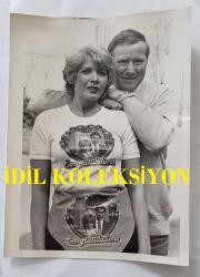 PRENSES DIANA'NIN ORİJİNAL FOTOĞRAFI - ORIGINAL PHOTOGRAPH OF PRINCESS DIANA - 20 x 15 cm EBADINDA - SONİA VE NORMAN HİPPON, NEWCASTLE UPON TYNE YAKINLARINDAKİ DUNSTON'DAN. SONİA, KENDİ BASKILARINI YAPTIĞI TİŞÖRTLERİ SERGİLİYOR. 1981 - SONIA AND NORMAN HIPPON FROM DUNSTON, NEAR NEWCASTLE UPON TYNE. SHE MODELS THE T-SHIRTS HER PRINTS. 1981