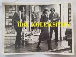 PRENSES DIANA'NIN ORİJİNAL FOTOĞRAFI - ORIGINAL PHOTOGRAPH OF PRINCESS DIANA - 20 x 15 cm EBADINDA - GALLER PRENSESİ, 23 KASIM PAZARTESİ GÜNÜ TETBURY'DE DEVASA BİR ŞEKERLEME TORBASI ALMAK İÇİN DIŞARI ÇIKTI; ANCAK BUNUN PARASINI ÖDEYECEK PARAYI BULAMADI. 1981. - THE PRINCESS OF WALES POPPED OUT FOR A MONSTER BAG OF SWEETS IN TETBURY ON MONDAY NOVEMBER 23 - ONLY TO FIND THAT SHE COULDN'T RAISE THE CASH TO PAY FOR IT. 1981