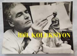 PRENSES DIANA ve PRENS CHARLES'IN FİGÜRLERİNİ YAPAN MIKE DILLONİ'IN ORİJİNAL FOTOĞRAFI - ORIGINAL PHOTOGRAPH OF PRINCESS DIANA - 20 x 15 cm EBADINDA - WEDGWOOD'UN BAŞ MODELCİSİ MİKE DİLLON, PRENS CHARLES'IN BÜSTLERİYLE ÇEVRİLİ LADY DİANA'NIN BİR TASARIMINI ÜZERİNDE ÇALIŞIYOR. - WEDGWOOD'S HEAD MODELLER MIKE DILLON WORKS ON A DESIGN OF LADY DIANA, FLANKED BY BUSTS OF PRINCE CHARLES. 1981