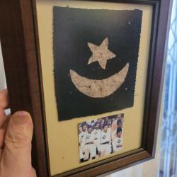 LOT.14 » OSMANLI ONBEŞLİLER BÖLÜĞÜ KUMAŞ GÖĞÜS BAYRAĞI. NADİRATTAN. ÇERÇEVEDE.