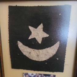 OSMANLI ONBEŞLİLER BÖLÜĞÜ KUMAŞ GÖĞÜS BAYRAĞI. NADİRATTAN. ÇERÇEVEDE.