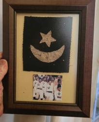 OSMANLI ONBEŞLİLER BÖLÜĞÜ KUMAŞ GÖĞÜS BAYRAĞI. NADİRATTAN. ÇERÇEVEDE.