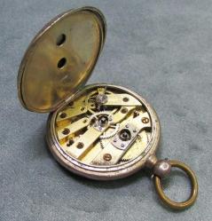 AnTiKa İSVİÇRE  GüMüŞ ANAHTAR KURMALI CEP SAATİ.......ARıZaLı