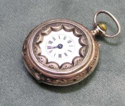 AnTiKa GÜMÜŞ ZeNNe KURMALI CEP SAATİ.......ARıZaLı