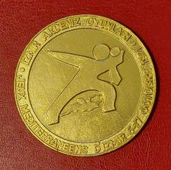 LOT.20 » TC, İzmir Akdeniz Oyunları/6-17 Ekim 1971 Tarihli Hatıra Madalyon. Gülle Atma Spor Dalı ve İzmir-Konak Temalı. Alüminyum Altın Tonlu Kaplama. (21 gr/60 mm)