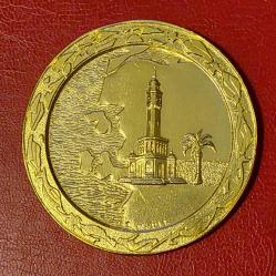 TC, İzmir Akdeniz Oyunları/6-17 Ekim 1971 Tarihli Hatıra Madalyon. Gülle Atma Spor Dalı ve İzmir-Konak Temalı. Alüminyum Altın Tonlu Kaplama. (21 gr/60 mm)