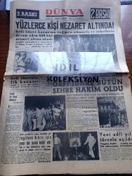 Dünya Gazetesi - Turkish Newspaper - 7 Eylül 1955 - yüzlerce kişi nezaret altında - 6-7 Eylül olayları - kadınlı erkekli nümayişçiler tahrip edilen bir pastanenin caddeye dökülen masa ve sandalyeleri arasında ilerliyor fotoğraf - tespit edilen tahribat 17 kilise 2 otel 2 gazino 1 fabrika araba dükkan ve 10 ev - selanik'teki Aziz Atatürk'ün doğduğu ev ile Türk konsolosu arasındaki bahçede bomba patladı ve hadiseler bu sebeple doğdu fotoğraf - örfi idare bütün şehre hakim oldu - örfi idarenin ilk kararı İstanbul ve İzmirle diğer şehirler arasındaki muhaberata el kondu - İsrail ve Arap dünyası yazan Falih Rıfkı Atay Başmakale - yeni adli yıl törenle açıldı - bir öğretmenin peşinden yazan Orhan Şükrü - beyaz bir kadının arkasından ıslık çaldığı için linç edilerek öldürülen 14 yaşındaki zenci çocuk - Troçki'nin katilini serbest bırakmayacağız - büyük berber imparatoru Yusuf Tafşin - Çınar savcısı Abdullah Tuncer intihar etti - Fenerbahçe'nin Altay'a mağlubiyetinin akisleri devam ediyor - İdil Koleksiyon