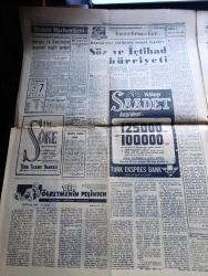 Dünya Gazetesi - Turkish Newspaper - 7 Eylül 1955 - yüzlerce kişi nezaret altında - 6-7 Eylül olayları - kadınlı erkekli nümayişçiler tahrip edilen bir pastanenin caddeye dökülen masa ve sandalyeleri arasında ilerliyor fotoğraf - tespit edilen tahribat 17 kilise 2 otel 2 gazino 1 fabrika araba dükkan ve 10 ev - selanik'teki Aziz Atatürk'ün doğduğu ev ile Türk konsolosu arasındaki bahçede bomba patladı ve hadiseler bu sebeple doğdu fotoğraf - örfi idare bütün şehre hakim oldu - örfi idarenin ilk kararı İstanbul ve İzmirle diğer şehirler arasındaki muhaberata el kondu - İsrail ve Arap dünyası yazan Falih Rıfkı Atay Başmakale - yeni adli yıl törenle açıldı - bir öğretmenin peşinden yazan Orhan Şükrü - beyaz bir kadının arkasından ıslık çaldığı için linç edilerek öldürülen 14 yaşındaki zenci çocuk - Troçki'nin katilini serbest bırakmayacağız - büyük berber imparatoru Yusuf Tafşin - Çınar savcısı Abdullah Tuncer intihar etti - Fenerbahçe'nin Altay'a mağlubiyetinin akisleri devam ediyor