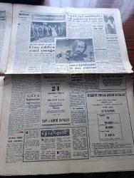 Dünya Gazetesi - Turkish Newspaper - 7 Eylül 1955 - yüzlerce kişi nezaret altında - 6-7 Eylül olayları - kadınlı erkekli nümayişçiler tahrip edilen bir pastanenin caddeye dökülen masa ve sandalyeleri arasında ilerliyor fotoğraf - tespit edilen tahribat 17 kilise 2 otel 2 gazino 1 fabrika araba dükkan ve 10 ev - selanik'teki Aziz Atatürk'ün doğduğu ev ile Türk konsolosu arasındaki bahçede bomba patladı ve hadiseler bu sebeple doğdu fotoğraf - örfi idare bütün şehre hakim oldu - örfi idarenin ilk kararı İstanbul ve İzmirle diğer şehirler arasındaki muhaberata el kondu - İsrail ve Arap dünyası yazan Falih Rıfkı Atay Başmakale - yeni adli yıl törenle açıldı - bir öğretmenin peşinden yazan Orhan Şükrü - beyaz bir kadının arkasından ıslık çaldığı için linç edilerek öldürülen 14 yaşındaki zenci çocuk - Troçki'nin katilini serbest bırakmayacağız - büyük berber imparatoru Yusuf Tafşin - Çınar savcısı Abdullah Tuncer intihar etti - Fenerbahçe'nin Altay'a mağlubiyetinin akisleri devam ediyor